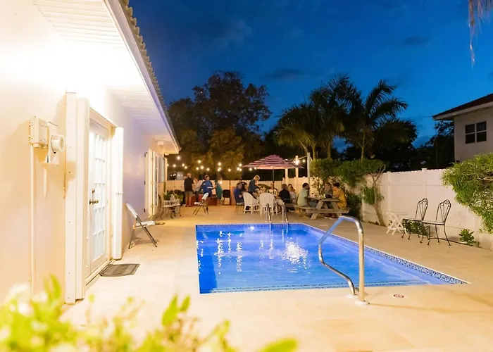 George Town Hotels With Pool near Porto di Georgetown
