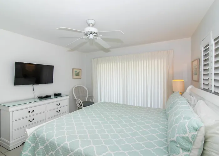 West Bay Hotels With Jacuzzi in Room near Cayman Motor Museum