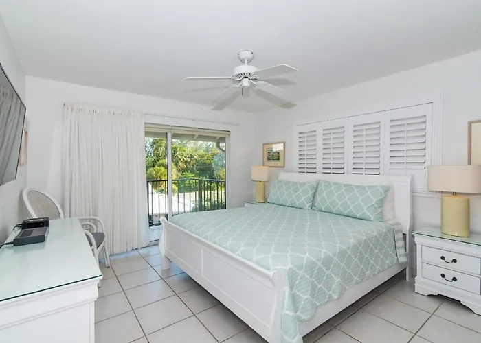 West Bay Hotels With Jacuzzi in Room near West Bay Beach