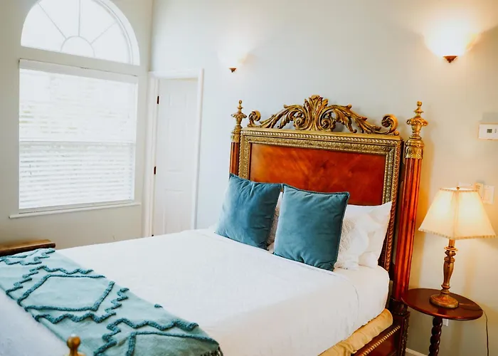 West Bay hotels near Bayside Watersports
