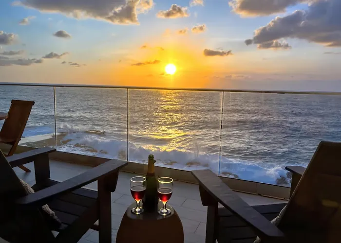 West Bay Hotels With Jacuzzi in Room near Cemetery Beach