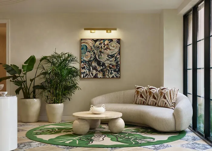 Seven Mile Beach hotels near Western Wall